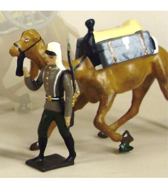 légionnaire en Tunique tirant un dromadaire avec caisses à munitions