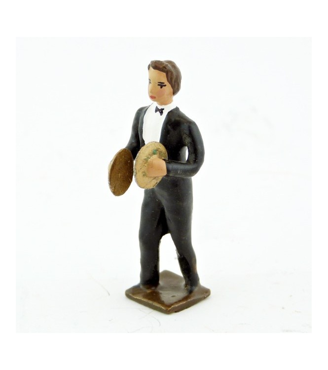 musicien de l'orchestre, debout, jouant des cymbales