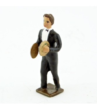musicien de l'orchestre, debout, jouant des cymbales