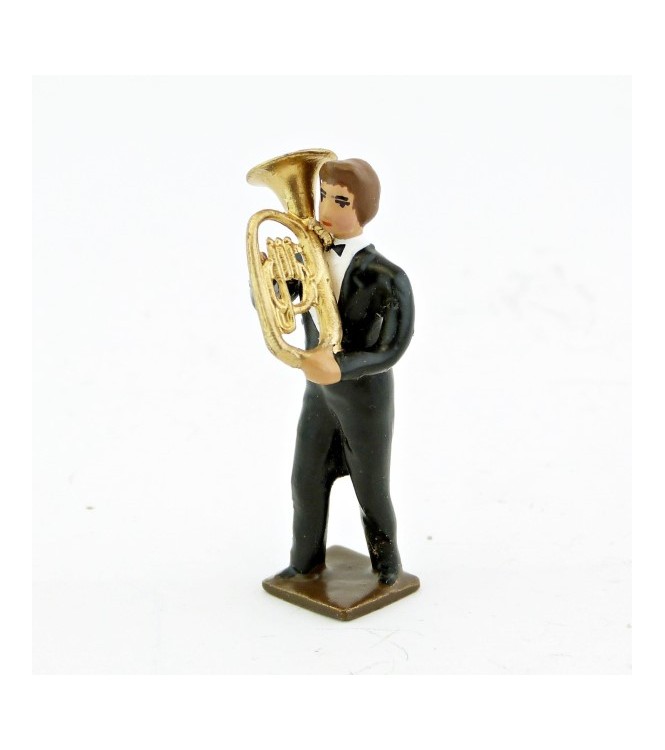 musicien de l'orchestre, debout, jouant du tuba