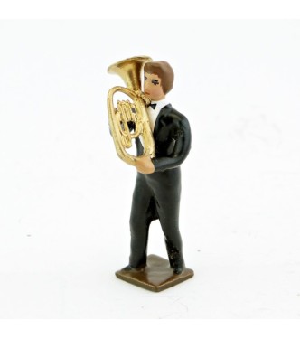 musicien de l'orchestre, debout, jouant du tuba