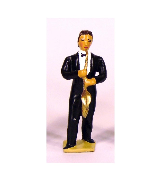 musicien de l'orchestre, debout, jouant du saxophone