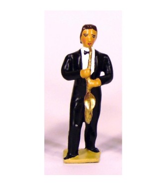 musicien de l'orchestre, debout, jouant du saxophone