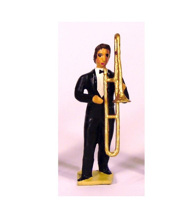 musicien de l'orchestre, debout, jouant du trombone à coulisse