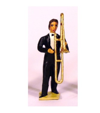 musicien de l'orchestre, debout, jouant du trombone à coulisse