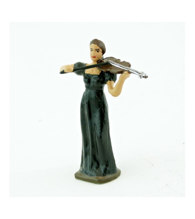 musicienne de l'orchestre, debout, jouant du violon