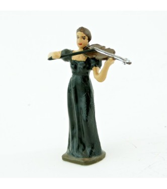 musicienne de l'orchestre, debout, jouant du violon