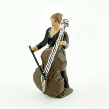 musicienne de l'orchestre, debout, jouant du violoncelle