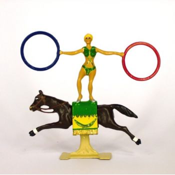 femme avec anneaux en équilibre sur cheval