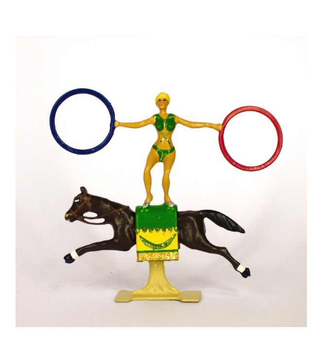 femme avec anneaux en équilibre sur cheval