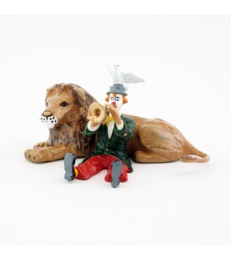 clown jouant de la trompette assis devant un lion