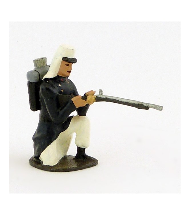 fantassin de la légion tenue bleue en capote (Maroc, 1910) à genou, fusil en jou