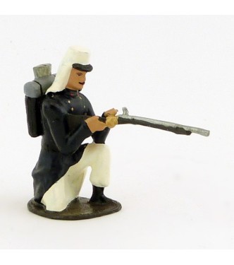 fantassin de la légion tenue bleue en capote (Maroc, 1910) à genou, fusil en jou