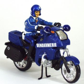 motard de gendarmerie en parka sur moto BMW K75RT