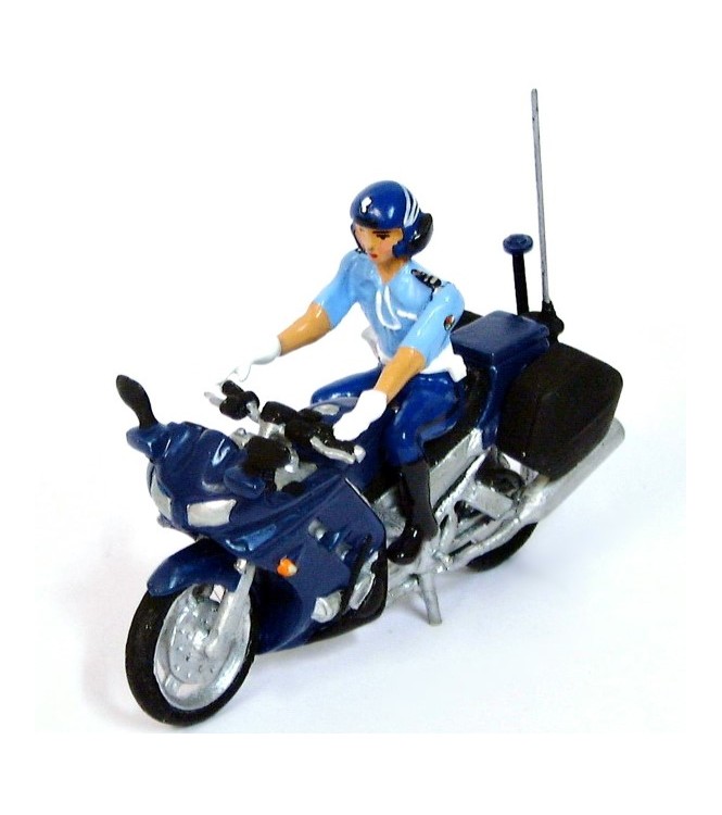 motard de gendarmerie en chemisette sur moto Yamaha FJR 1300