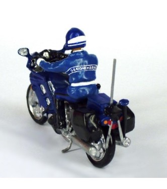 motard de gendarmerie en parka sur moto Yamaha FJR 1300