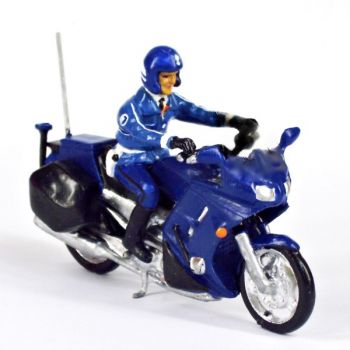 motard de gendarmerie en parka sur moto Yamaha FJR 1300