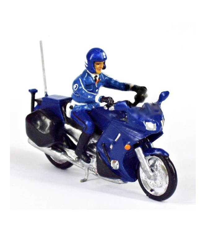 motard de gendarmerie en parka sur moto Yamaha FJR 1300