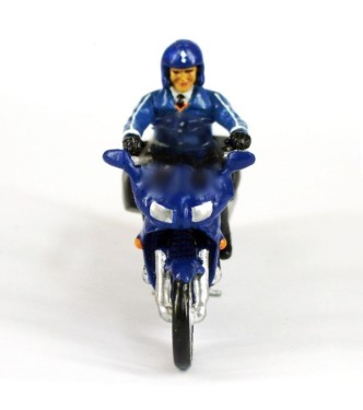 motard de gendarmerie en parka sur moto Yamaha FJR 1300