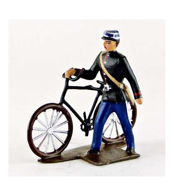 gendarme avec képi, tenant son vélo
