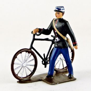 gendarme avec képi, tenant son vélo
