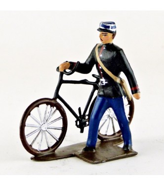 gendarme avec képi, tenant son vélo