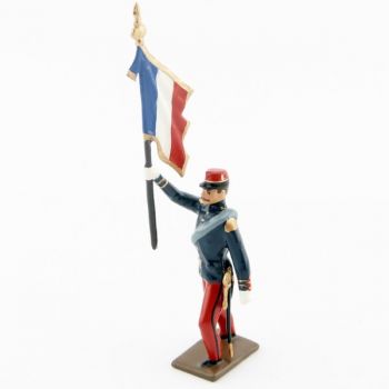 drapeau de l'infanterie de ligne en tunique, à l'assaut