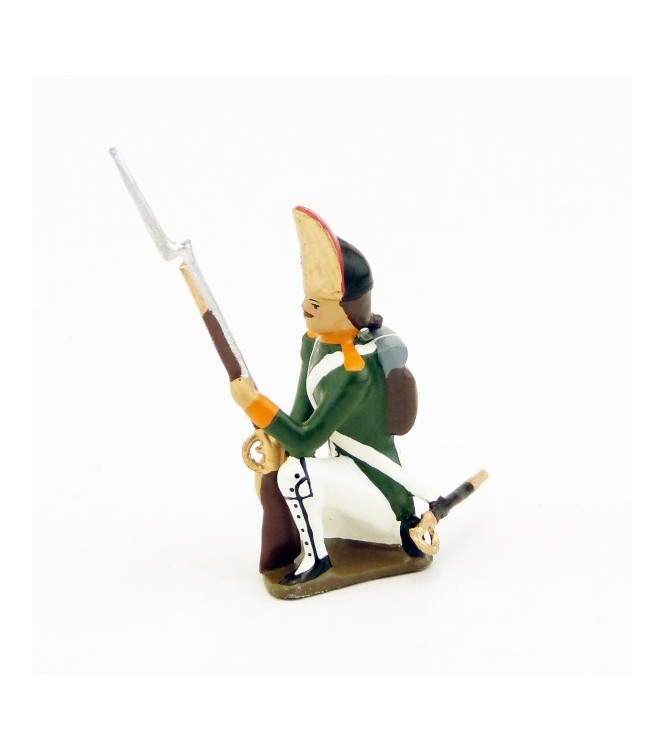 fantassin des grenadiers russes à genou, fusil au pied