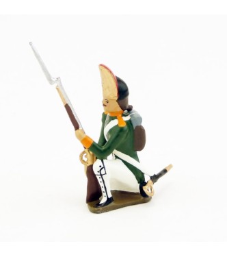 fantassin des grenadiers russes à genou, fusil au pied