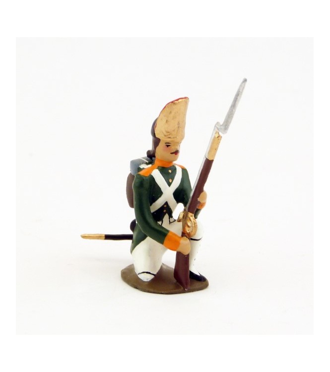 fantassin des grenadiers russes à genou, fusil au pied