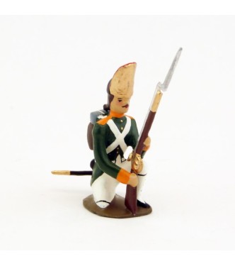 fantassin des grenadiers russes à genou, fusil au pied