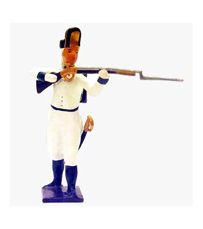 fantassin de l'infanterie autrichienne debout, fusil en joue