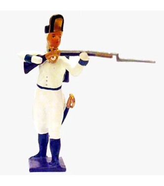 fantassin de l'infanterie autrichienne debout, fusil en joue