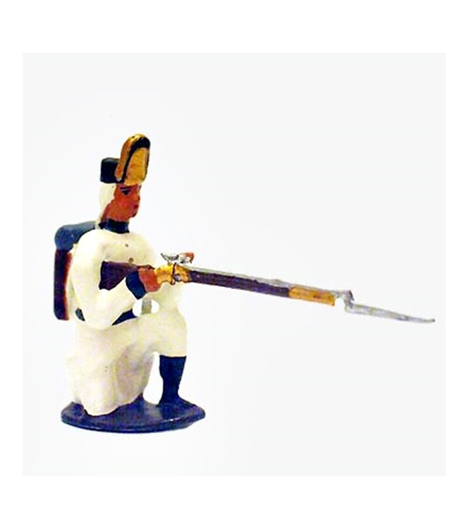 fantassin de l'infanterie autrichienne à genou, fusil en joue