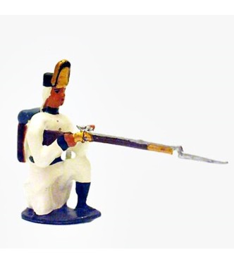 fantassin de l'infanterie autrichienne à genou, fusil en joue