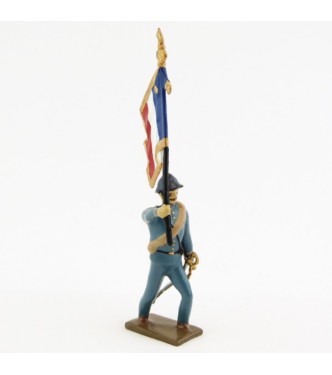 drapeau de l'infanterie de ligne en tunique bleu horizon à l'assaut