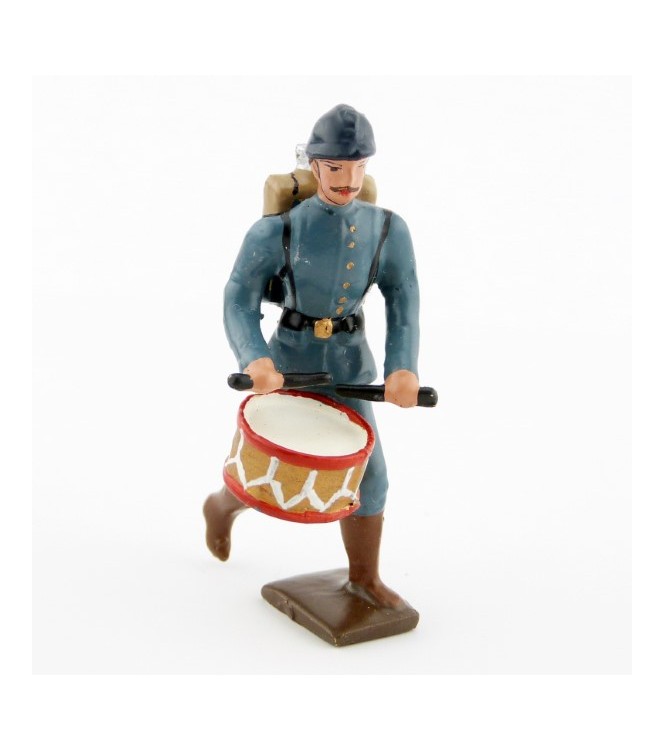 tambour de l'infanterie de ligne en tunique bleu horizon à l'assaut