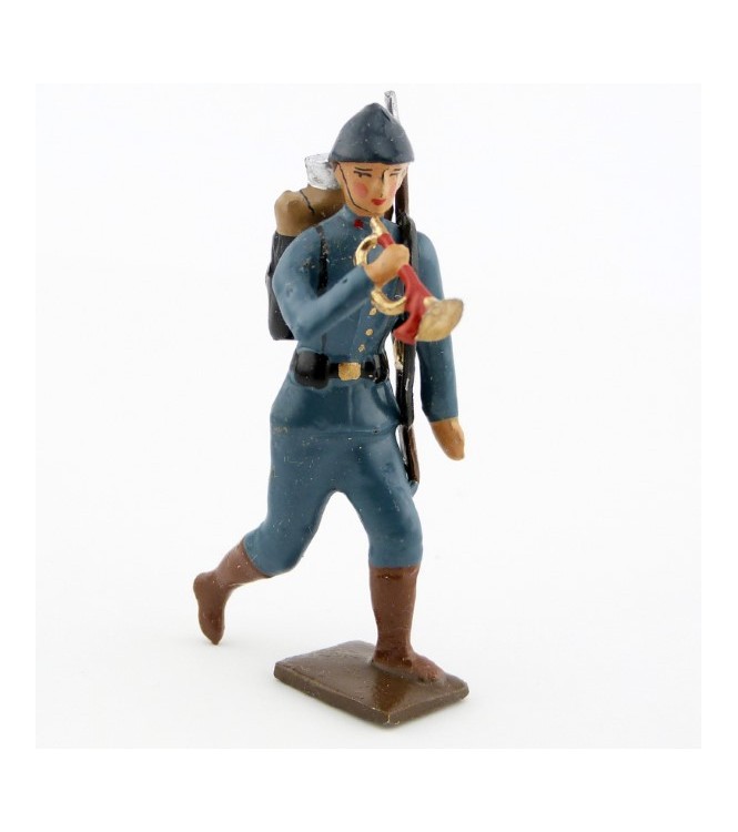 clairon de l'infanterie de ligne en tunique bleu horizon à l'assaut