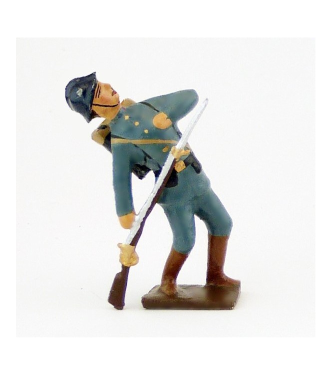 fantassin debout, bléssé au cœur