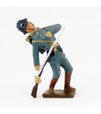 fantassin debout, bléssé au cœur