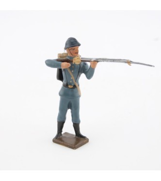 fantassin de l'infanterie de ligne en tunique B.H. debout au feu