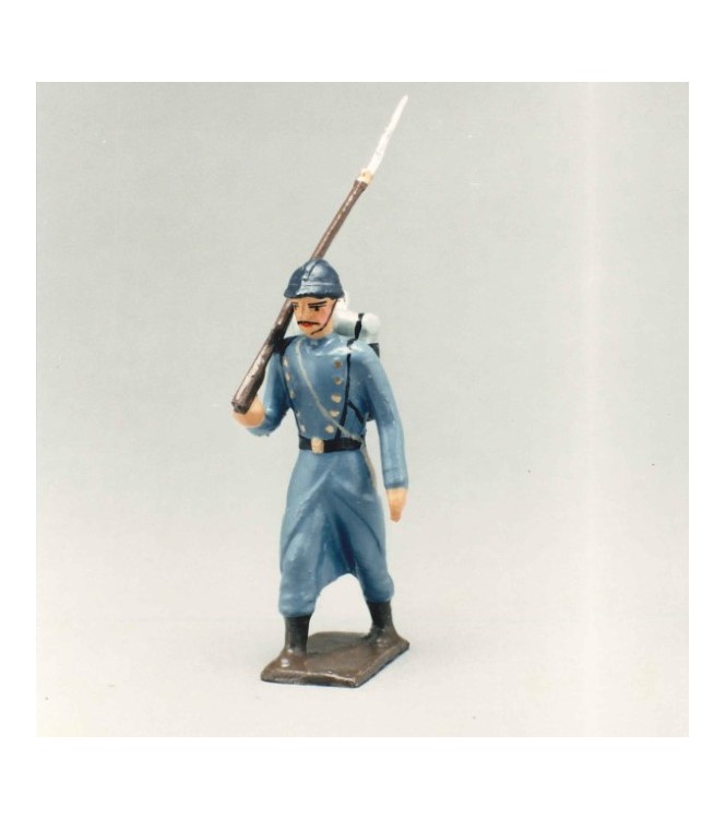 fantassin, fusil sur lépaule de l'infanterie de ligne en capote bleu horizon