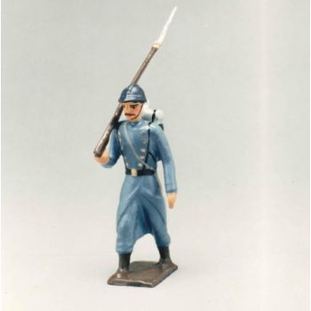 fantassin, fusil sur lépaule de l'infanterie de ligne en capote bleu horizon