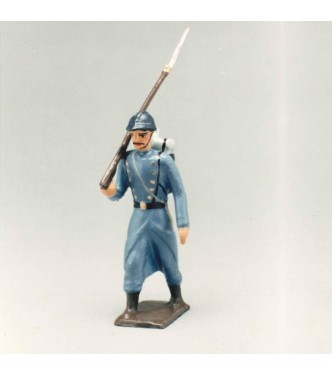fantassin, fusil sur lépaule de l'infanterie de ligne en capote bleu horizon