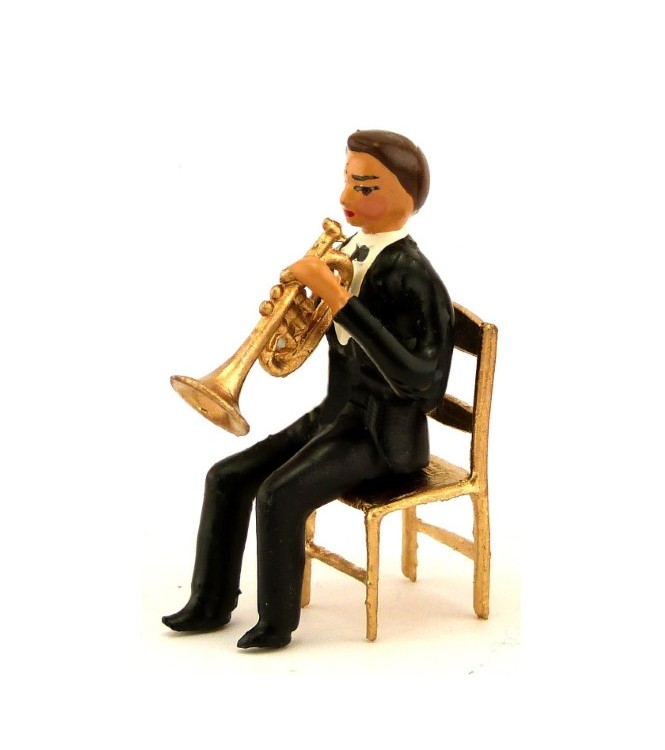 musicien assis jouant de la trompette