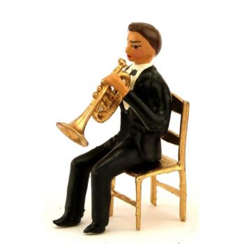 musicien assis jouant de la trompette