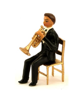 musicien assis jouant de la trompette