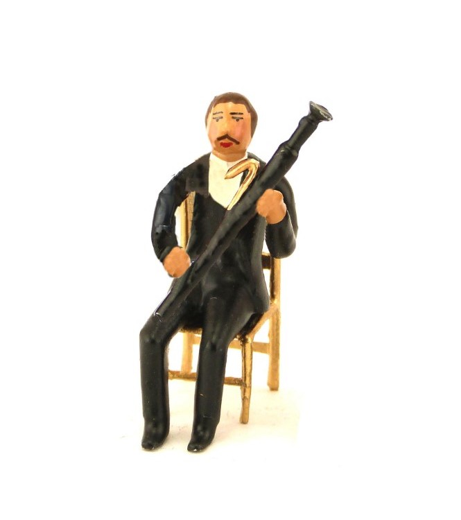musicien assis jouant du basson