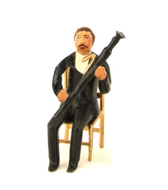 musicien assis jouant du basson