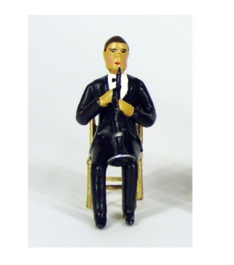 musicien assis jouant de la clarinette